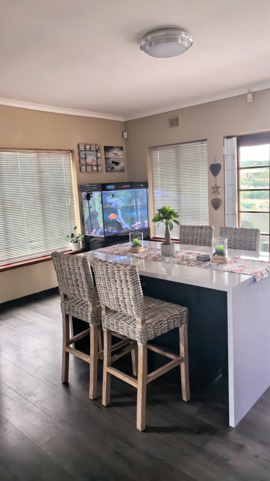 Kitchen & dining island